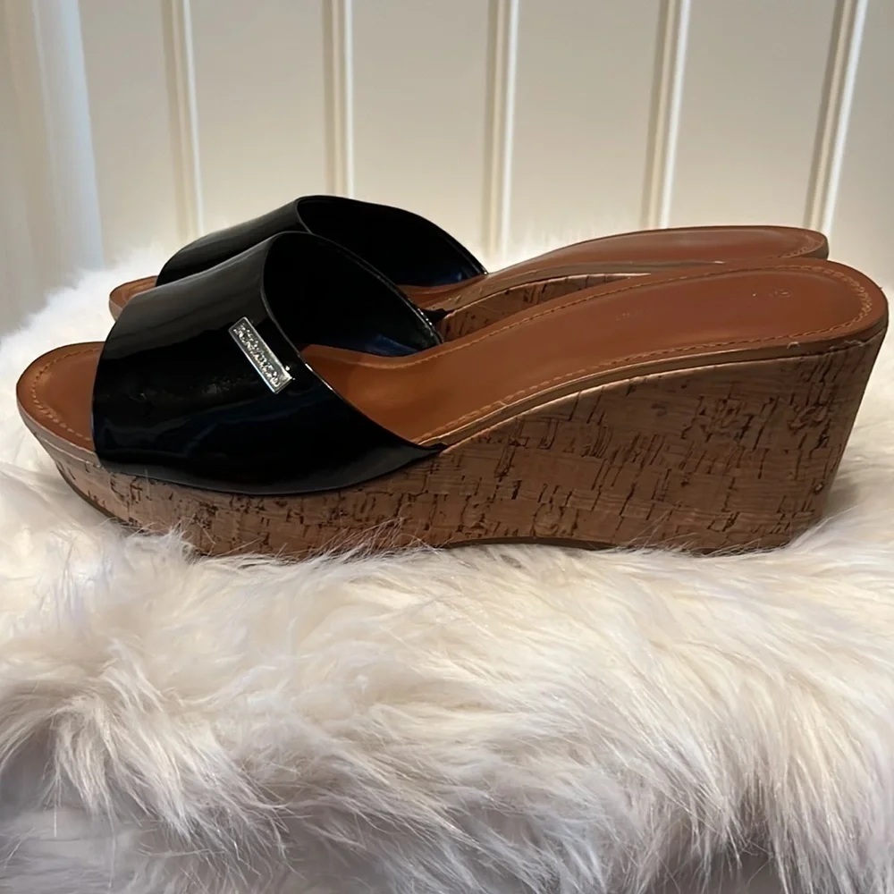 𝅺BCBG shiny black faux leather cork wedge platform slide shoes Y2K Size 9